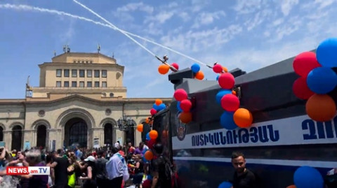 Հանրապետության հրապարակում ոստիկանական ջրցան մեքենաների մասնակցությամբ նշում են Վարդավառը