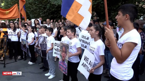 Հադրութցի փոքրիկների ազդեցիկ կատարումը Երեւանում ՄԱԿ–ի գրասենյակի դիմաց