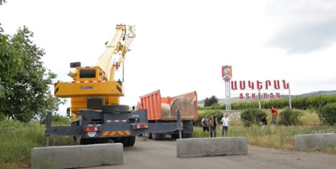 Արցախցիները բետոնե արգելապատնեշներ են տեղադրել Ակնա-Ստեփանակերտ ճանապարհի սահմանագծին