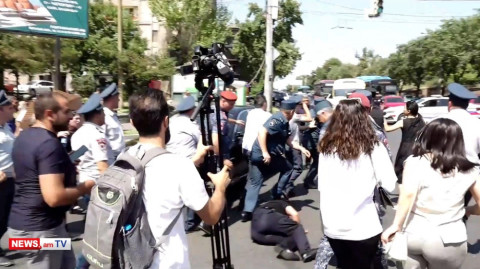 Փակված Բաղրամյան պողոտայում վրաերթի ենթարկեցին պարեկին. վիճաբանություն սկսվեց
