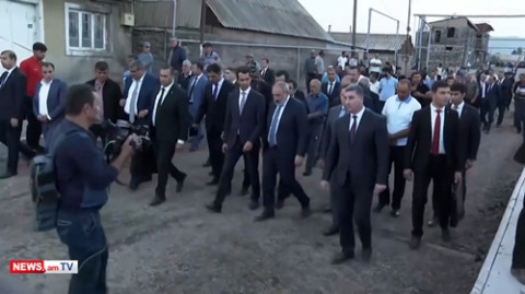 Սրանք ռեալ կարողանում եք հանել, դնել, տեխնիկայով եք անում, թե՞ ձեռքով. Փաշինյանը՝ Լճաշենում