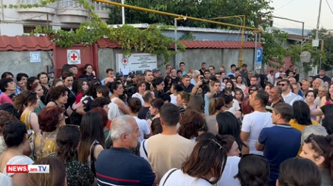 Ձեր ձեռից մեր քաղաքացուն տարան. բողոքի ակցիա Արցախում ԿԽՄԿ գրասենյակի դիմաց