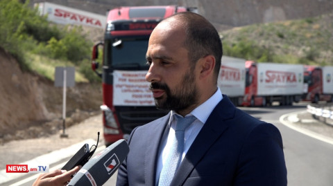 Արցախ ուղևորվող բեռնատարները Լաչինի միջանցքի մոտ են, ռուս խաղաղապահներից արձագանք չկա. պաշտոնյա