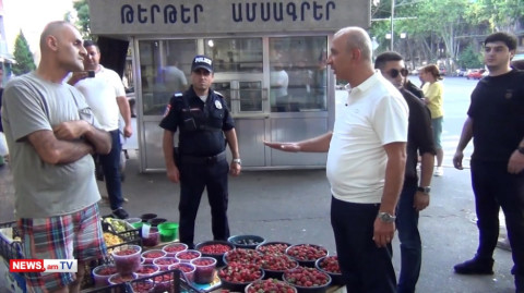 Պարեկների հսկողությամբ քաղաքապետարանի աշխատակիցներն առգրավում են փողոցում վաճառվող միրգ–բանջարեղենը
