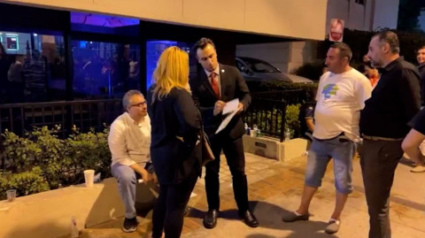 Ցավում եմ՝ ԱՄՆ–ն օգնություն է ուղարկում Ադրբեջանին. Բըրբանքի քաղաքապետը հանդիպել է հայ ցուցարարներին
