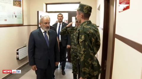 Ավտոմատներն էլ են նո՞ր.  Փաշինյանը Կապանում այցելել է ԱԱԾ սահմանապահ ուղեկալ