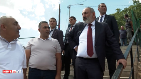 Շենքը նորոգում եք, գույքը ես եմ գնում. Փաշինյանի չնախատեսված կանգառը Վայոց Ձորի մարզում