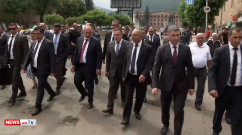 Փաշինյանը թիկնապահներով շրջապատված շրջում է Վանաձորում