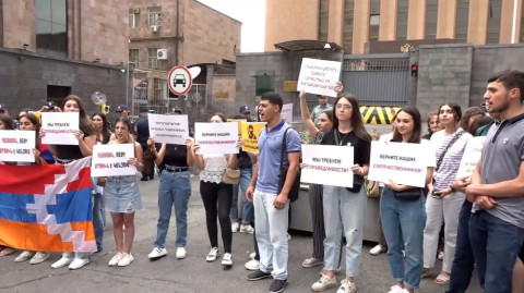«Ազատություն առեւանգված հայերին». բողոքի ակցիա Ռուսաստանի դեսպանատան դիմաց