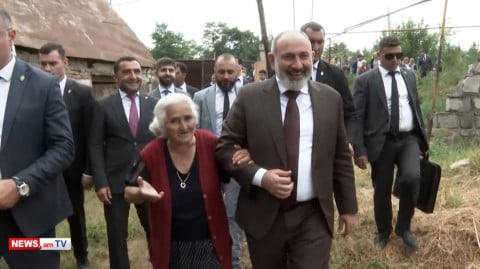 «Արի բարիշենք, մայրիկ, դուռն ու բաղնիքն էլ ենք մենք սարքում ու վսյո». Փաշինյանը՝ լոռեցի տատիկին