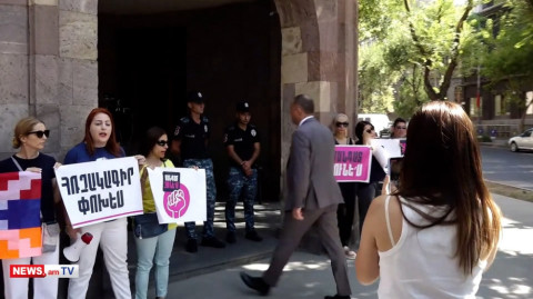 «Ամո՜թ, մանդատ չունես, որ Արցախը հանձնես». ցուցարարները՝ Վահան Քերոբյանին