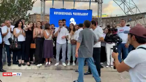 Շենգավիթի թաղապետը «հեռացրեց» Տիգրան Ավինյանին ու Գարիկ Սարգսյանին մոտեցած տղամարդուն