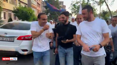 Տիգրան Ավինյանի անզուսպ ծիծաղը քարոզարշավի ժամանակ