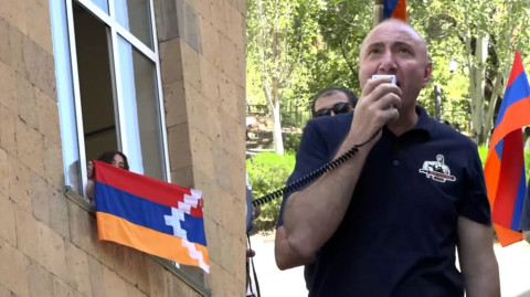 Ուսանողներն Արցախի դրոշը ծածանեցին ԵՊՀ–ի պատուհանից՝ ողջունելով «Մայր Հայաստանի» անդամներին