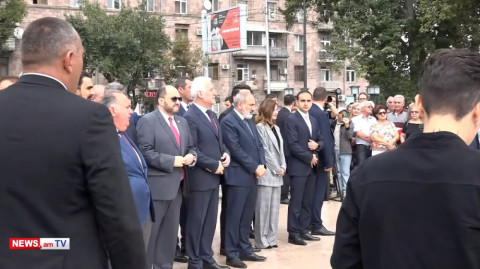 Կարեն Դեմիրճյանի արձանի բացմանը միայն Ալեն Սիմոնյանն է կնոջ հետ եկել
