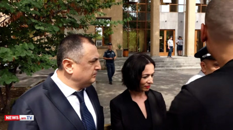 «Թուրք». զոհված զինծառայողների հարազատները սուլոցներով ուղեկցեցին ԿԳՄՍ նախարարին
