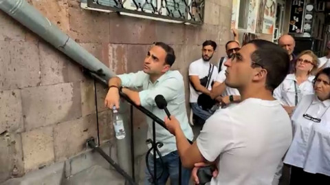 «Բա ձեր տրուբո՞վ ա հարց լուծվում». Ավինյանը՝ քաղաքացուն