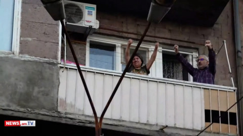Քաղաքացիները դժգոհության ժեստեր են ցույց տալիս Փաշինյանի գլխավորությամբ երթին