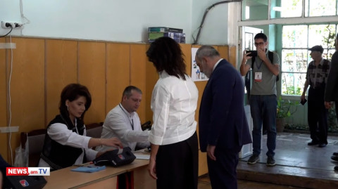 Նիկոլ Փաշինյանն Աննա Հակոբյանի հետ եկավ քվեարկության