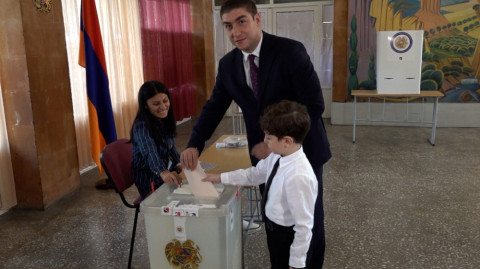 Քաղաքապետի թեկնածու Արման Ղուկասյանը քվեարկությանը մասնակցեց մանկահասակ որդու հետ
