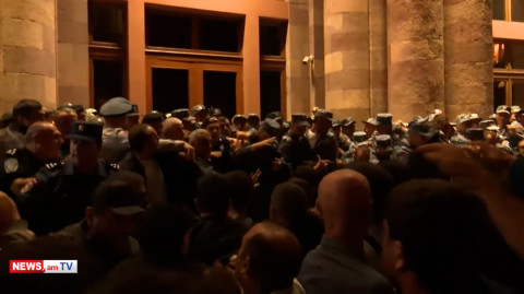 Ծեծկռտուք բերետավորների եւ ցուցարարների միջեւ․ Կառավարության դիմաց իրավիճակը կտրուկ լարվեց