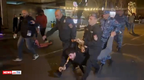 Ինչպես են ոստիկանները ոտքերից ու ձեռքերից բռնած բերման ենթարկում ցուցարարին