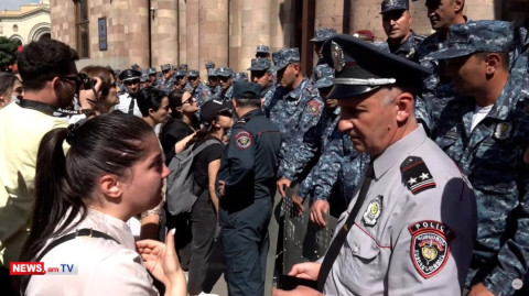 «Ձեր ուսադիրները հանեք ու ժողովրդին միացեք». ակցիայի մասնակիցները՝ ոստիկաններին