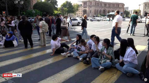 Կանայք փակել են Տիգրան Մեծից հրապարակ մտնող հատվածը