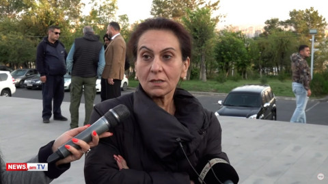 Գիշերվանից մնացել ենք Եռաբլուրում, որ ապիկարներն այստեղ չմտնեն. զոհվածի մայր
