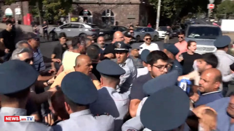 Քաղաքացին փորձեց մեքենան քշել ցուցարարների վրա. բախում սկսվեց ոստիկանների եւ ցուցարարների միջեւ