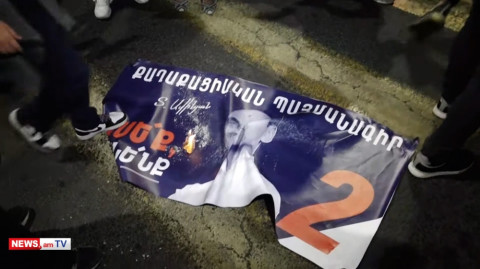 Ցուցարարներն Ավինյանի նախընտրական պաստառը ոտատակ տվեցին