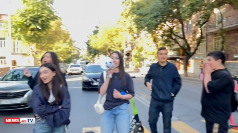 Երեւանի թիվ 29 դպրոցի աշակերտները դասադուլ են անում եւ փակել են Սարյան փողոցը
