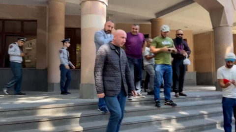 Անդրանիկ Թեւանյանը դուրս եկավ Քննչական կոմիտեից. նրան ծափերով դիմավորեցին