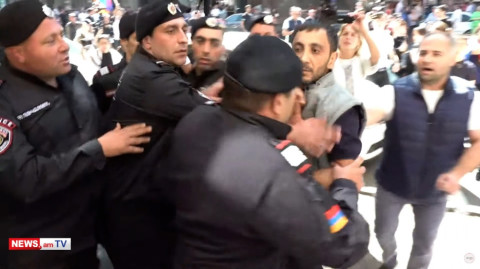 Հրապարակում ոստիկանները քաշքշում են ցուցարարներին եւ ԶԼՄ ներկայացուցիչներին
