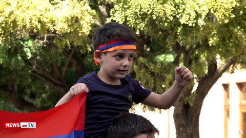 Փողոցը փակած երիտասարդները հայրենասիրական երգեր են կատարում