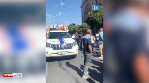 Ոստիկանը մեքենան վարում է խաղաղ ցուցարարների ուղղությամբ