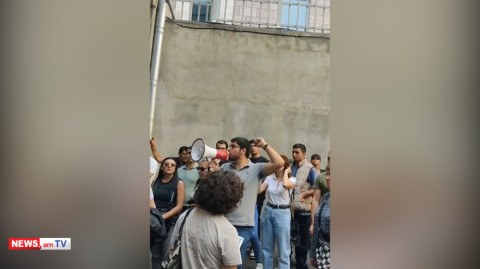 «Ամո՜թ». Քաղաքացիներն ակցիա են անում Անդրանիկ Քոչարյանի տան դիմաց