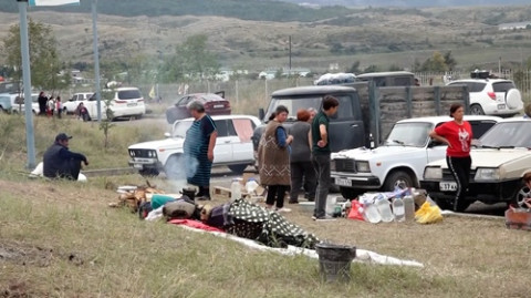 «Մաշիններում ենք քնում». հազարավոր արցախցիներ Ստեփանակերտի օդանավակայանում են