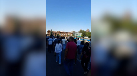 «Նիկոլ, դավաճան, Նիկոլ արնախում». Գյումրիում իրազեկման երթ է