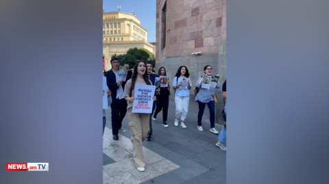 Երիտասարդները կառավարության շենքի մոտ իրազեկման ակցիա են անում