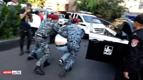Դուք հա՞յ չեք. կարմիրբերետավորները բերման ենթարկեցին մայթին կանգնած քաղաքացիներին