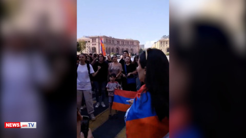 Տիգրան Մեծի պողոտան փակած ցուցարարները երգում են Հայաստանի հիմնը