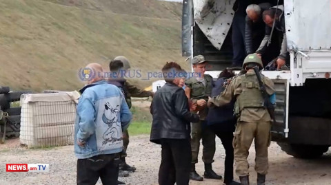Խաղաղապահներն ուղեկցում են Մարտակերտից, Մարտունիից եւ Ասկերանից բռնի տեղահանվածներին