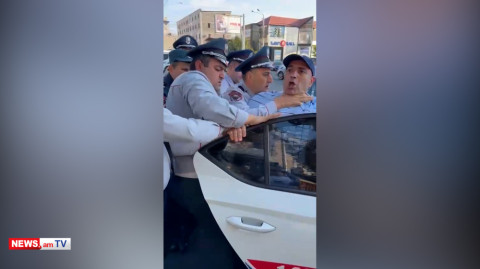 Ոստիկանները խեղդելով բերման են ենթարկում ընդդիմադիր պատգամավորին