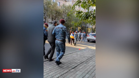 «Ինչքան տղամարդ կա, հավաքեք, տանենք». բերետավորները բերման են ենթարկում մայթին կանգնածներին