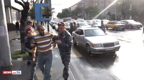 «Մի բրդի, գալիս եմ». կարմիրբերետավորները բերման ենթարկեցին փողոցը փակած քաղաքացիներին