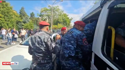 «Եռագույնը հանեք, Ադրբեջանի դրոշը կպցրեք ձեր մեքենաների մեջ». պատգամավորը՝ կարմիրբերետավորներին