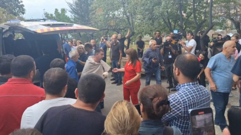 Այրվածքաբանականի բակում մեծ թվով քաղաքացիներ սպասում են Արցախից տեղափոխվող իրենց հարազատներին