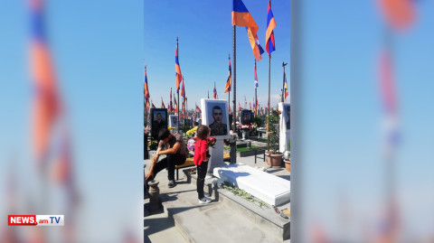 Տղերքի պահած հողը հետնորդներին չմնաց. Զոհվածի եղբայրները «Եռաբլուրում» բարձրացրին Արցախի դրոշը