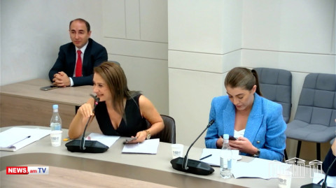 Արցախի հանձնման եւ բռնագաղթի ճնշող տեսարանի ֆոնին Արուսյակ Ջուլհակյանի երջանիկ դեմքը